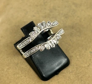 ANILLO POTENCIADOR BAGUETTE Y DIAMANTE REDONDO ORO BLANCO 14K 1/3 CT TW TALLA 7 - Imagen 1 de 21