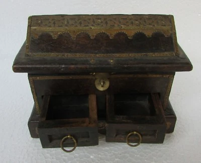 Joyero antiguo vintage tallado a mano de latón trabajado, forma única Foto 1 de 4