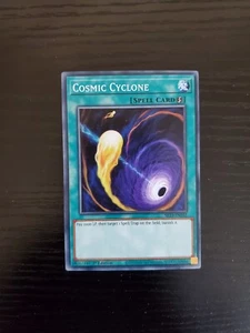 Ciclone Cosmico - Structure Deck Yugioh Follia Meccanizzata 1° Ed - SR10-EN032 - Foto 1 di 2