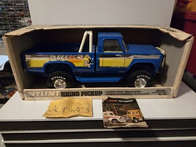 Nylint 压钢犀牛蓝色雪佛兰 4X4 皮卡车方形车身带绞车  — 第 1/4 张图片