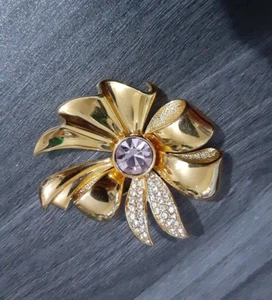 Signed S.A.L. SAL Swarovski Clear Purpl Pave Rhinestone Gold tone Bow Pin Brooch - Picture 1 of 7