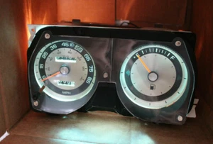 1983-1989 CHRYSLER FIFTH AVENUE SPEEDOMETER FUEL GAUGE CLUSTER WITH WIRES 85 MPH - Picture 1 of 9