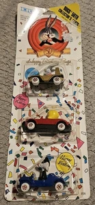 Ertl Looney Tunes Happy 50th Birthday Bugs Bunny Edizione da Collezione Confezione 3 Auto - Foto 1 di 11