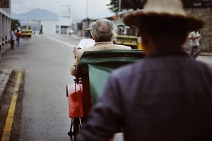 35mm Original Dia, Vintage Ansicht von Rick Shaw Rider in Downtown Hong Kong - Bild 1 von 1