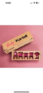 Mattel Creations Barbie x Kartell 5-teiliges Stuhlset in Puppengröße ~ Versand überverpackt - Bild 1 von 7
