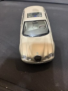 "Jaguar tipo S fundido a presión 1:18 10,5"" x 4"" crema" - Imagen 1 de 5