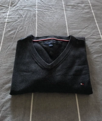 Men's Tommy Hilfiger Grey  V-neck woolen jumper. Size XXL - image 1 of 4