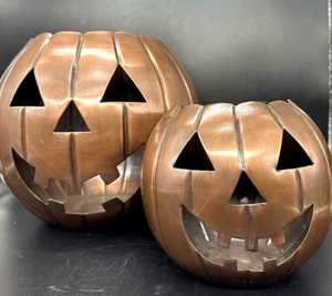 2 Candelabros de Calabaza Jack-o-Lantern Color Metal Cobre De Colección 6" y 10" Grandes Usados en Excelente Condición - Imagen 1 de 13