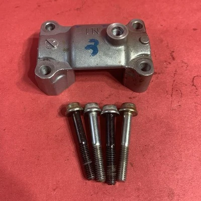 GENUINO FABRICANTE DE EQUIPOS ORIGINALES 2015 SUZUKI DRZ400S EJE DE LEVAS ÁRBOL DE LEVAS CUBIERTA DE TAPA DE PUENTE Foto 1 de 4