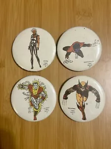 WOLVERINE SPILLA BOTTONE MARVEL FUMETTO MIGLIO ALTO ETÀ BRONZO 1984 Tempesta Colosso Notte - Foto 1 di 7