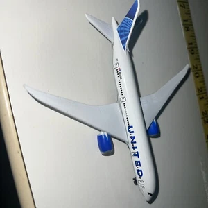 DARON REALTOY UNITED Boeing 787-81 Dreamliner N12010 - Picture 1 of 11