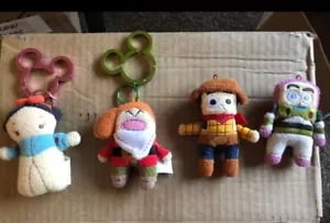 Vintage Disney Pook A Looz Explorer Mickey Plush Keychains. - Foto 1 di 1