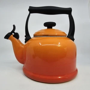 Le Creuset Emaillierter Stahl Wasserkocher Teekanne 2,1 Liter/2,2 Quart Orange Ombre 10,5 Zoll - Bild 1 von 22