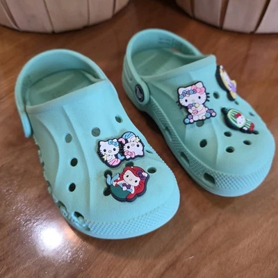 Crocs femininos tamanho C10 com berloques verde Hello Kitty - Imagem 1 de 4