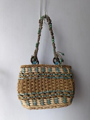 Bolso de mano de playa con cuentas tejidas de paja azul primavera sol y arena natural  Foto 1 de 4