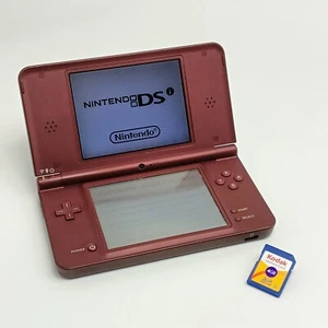 Nintendo DSi XL Console Perfettamente Funzionante Bordeaux + Scheda 4GB - Foto 1 di 24