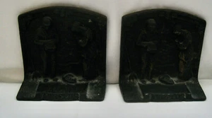 JUEGO SUJETALIBROS DE HIERRO “ÁNGELUS” FIGURAS RELIEVE DE CAMPESINOS REZANDO EN F - Imagen 1 de 4