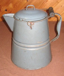 Antike große graue Granitgeschirr Emaillegeschirr Achatgeschirr Kaffeekanne Blechdeckel Cowboy - Bild 1 von 3