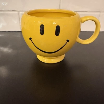 Taza grande cara sonriente amarilla Teleflora de 20 oz Foto 1 de 4