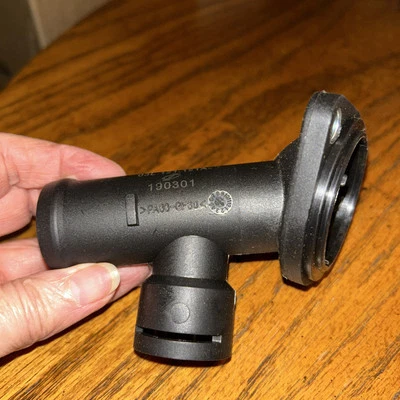 Carcasa termostato Dorman 902-5219 para VW Volkswagen Jetta 2005-2006, 2009 Foto 1 de 4