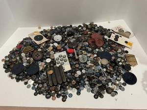 Vintage Buttons Lot In A Cigar Box. - Picture 1 of 6