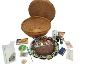 Runder geflochtener Nähkorb mit Fadenhalter, Scherenorganizer & diversen Nähbits - Bild 1 von 11