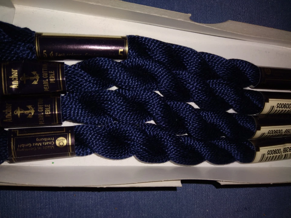 Anchor Perlgarn Stärke 5 --150 dunkelblau - 4 Doggen - Bild 1 von 1