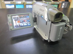 Sony DCR-HC19E Handycam videocamera miniDV obiettivo Carl Zeiss + CARICABATTERIE TOUCH SCREEN - Foto 1 di 8
