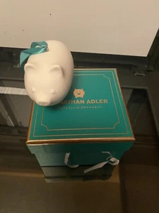 Adorno de cerdo blanco Jonathan Adler totalmente nuevo en caja muy RARO - Imagen 1 de 1