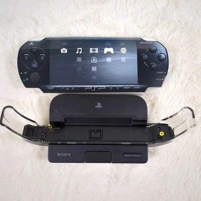 [Como Nuevo] Base Sony PSP-S360 para PSP 2000/3000 con Control Remoto, Cable (PSP-S170) Foto 1 de 4