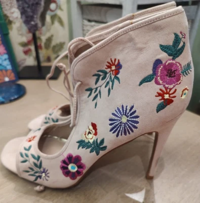 NUEVO Betsey Johnson Caira Multi Bordado Punta Abierta Botines Tacones Talla 10 Nuevo sin Caja Foto 1 de 4