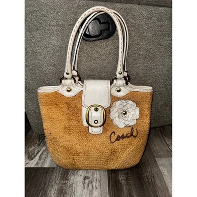 Cartera de mano Coach de colección con apliques florales de cuero blanco recortada Foto 1 de 4