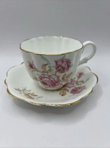 Roses Floral Bone China England 6929J Gilded Scalloped Rim Tea Cup and Saucer - Picture 1 of 13