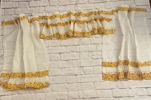Retro/Vintage JC Penney Fashion Manor Penn-Press White Lace With Yellow Valance - Bild 1 von 15