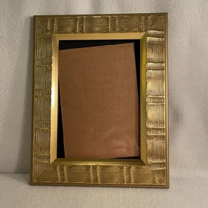 Gold Picture Frame With Ribbed Linear Design 5 X 7” - Picture 1 of 4