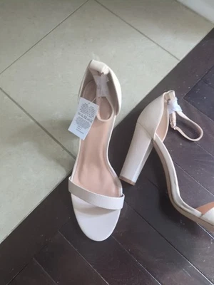 Nuevo en caja Zapatos de salón Boohoo para mujer talla 11 crema imitación gamuza punta abierta tacón bloque con tira trasera Foto 1 de 4