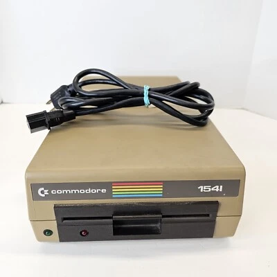 Unidad de disquete Commodore 64: modelo 1541 enciende  Foto 1 de 4