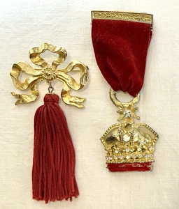 2 Vintage Trachten Broschen Anstecknadeln Schleife mit Quaste & Krone Strass Medaille rotes Band - Bild 1 von 10