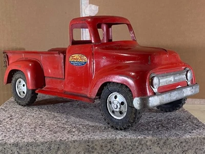 + 复古 Tonka 玩具压钢红色 1955 年红色福特皮卡车圆形挡泥板 — 第 1/4 张图片