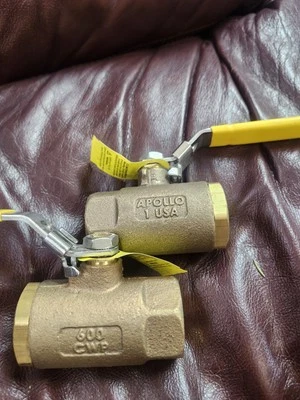 Lote de 2 VÁLVULAS DE BOLA APOLLO ROSCADAS DE 1" 70-105-27 600# MANGO DE BLOQUEO SS BRONCE  Foto 1 de 2