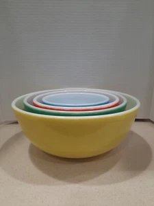 VINTAGE PYREX PRIMARY COLORS NESTING MIXING BOWLS SET OF 4 Green Yellow Blue Red - Picture 1 of 6