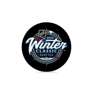 2024 WINTER KLASSISCH 1,5 ZOLL MINI PUCK CHARM VEGAS GOLDEN RITTER VS SEATTLE KRAKEN - Bild 1 von 2