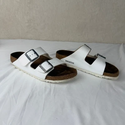 Sandalias Birkenstock Arizona de cuero blanco con dos correas con plantilla de corcho para mujer talla EU40 Foto 1 de 4