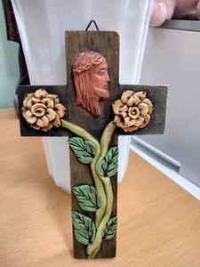 EINZIGARTIGES KLEINES HOLZKREUZ CHRISTUS GESICHT UND KUNSTHARZ BLUMEN 6X3,5 - HANDGEFERTIGT - Bild 1 von 5