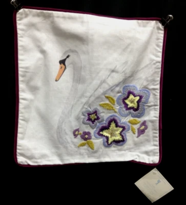 Funda de almohada Pottery Barn Kids tiro de cisne imitación cuentas bordado terciopelo 16x16 Foto 1 de 4