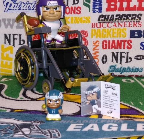 NFL Teenymates 2020 Gold Philadelphia Eagles QB Carson Wentz exclusive figure Cover