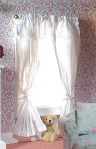 Casa de muñecas Emporium escala 1/12 2 pares de cortinas blancas en riel 2837 - Imagen 1 de 1