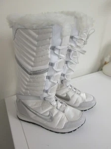 Women’s Nike Tall Snow Boots. Size 9 Apres Ski Boots Silver White Lace Up - Picture 1 of 4
