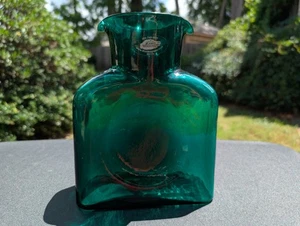 Botella de agua vintage de vidrio verde esmeralda Blenko jarra de doble caño firmada 2001 - Imagen 1 de 20