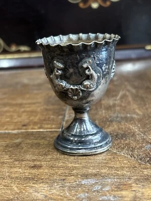 coquetier ancien metal argenté epoque 1900 decor de dauphin - Photo 1/3